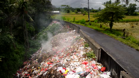 Schwelender-Menschlicher-Müllhaufen-Neben-Der-Landstraße-In-Bali