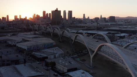 Niedrige-Nahaufnahme-Der-Sixth-Street-Bridge-Und-Des-Viadukts-Bei-Sonnenuntergang-In-Los-Angeles,-Kalifornien