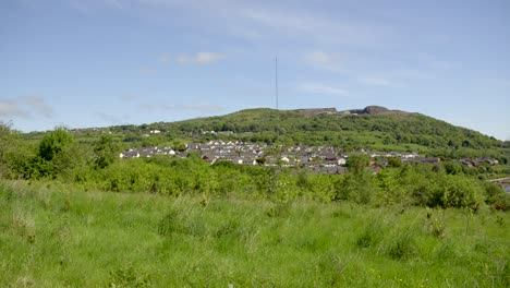 Von-Links-Nach-Rechts-In-Zeitlupe-Mit-25-Bildern-Pro-Sekunde-Aufgenommene-Kamerabewegung,-Die-Den-Black-Mountain,-Auch-Bekannt-Als-Divis-Mountain,-Im-Westen-Von-Belfast,-Nordirland,-An-Einem-Sonnigen-Tag-Zeigt