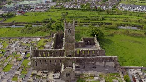 Convento-De-Claregalway-Centrado-Mientras-El-Dron-Desciende-Inclinándose-Sobre-El-Cementerio-Cerca-Del-Río-Clare