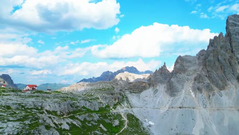 Los-Hermosos-Acantilados-Rocosos-De-Tre-Cime-Di-Laverado