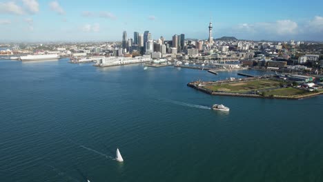 Veleros-Y-Terminal-De-Ferry-En-El-Puerto-De-Waitemata-Con-Vistas-Al-CDB-De-Auckland-Durante-El-Día-En-Nueva-Zelanda