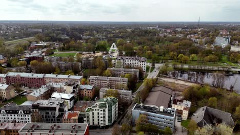 Luftdrohne-Fliegt-über-Riga-Lettland-Herbstliche-Landschaft-Stadtgebäude-Grüner-Park