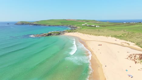 Bahía-De-Constantino-Con-Una-Costa-De-Playa-Prístina-En-Cornualles-Con-Un-Drone-Aéreo-Encima,-Reino-Unido