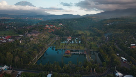 Palacio-Del-Agua-De-Ujung-Y-El-Paisaje-Circundante,-Karangasem-Regency,-Bali-En-Indonesia