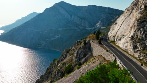 Coches-En-La-Ruta-D8-En-Las-Montañas-De-La-Riviera-De-Makarska,-Croacia---Vista-Aérea