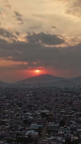 Vertikaler-Hyperlapse-Eines-Sonnenuntergangs-In-Ecatepec,-Einem-Vorort-Von-Mexiko-Stadt