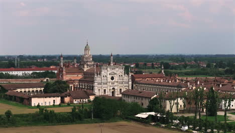 Vista-Aérea-De-La-Catedral-Certosa-Di-Pavía,-Un-Complejo-Monumental-Histórico-Que-Incluye-Un-Monasterio-Y-Un-Santuario.