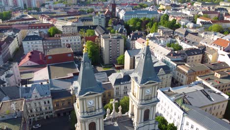 Vogelperspektive-Der-Stadt-Ostrava,-Tschechische-Republik-Zeigt-Architekturgebäude-Und-Turmuhr