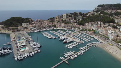 Vista-Aérea-De-Barcos-Atracados-En-El-Puerto-De-Sóller-En-Mallorca,-España.