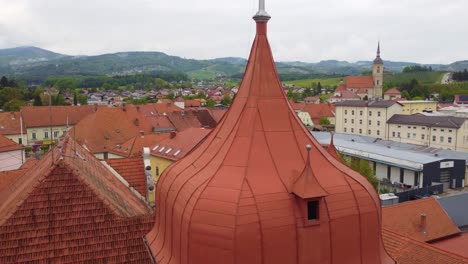 Drohne-Bewegt-Sich-Vorwärts-Und-Nimmt-Blick-Auf-Die-Stadt,-Das-Gebäude-Und-Die-Berge-Im-Hintergrund-Auf