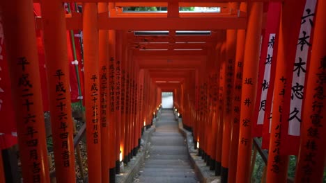 Túnel-De-Puertas-Torii-Rojas-En-Su-Santuario,-Akasaka,-Hie-Jinja