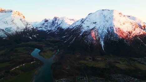 Herrliche-Aussicht-Auf-Berge-Und-Flüsse-In-Andalsnes,-Norwegen