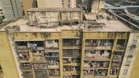 Toma-Aérea-De-Un-Bloque-De-Apartamentos-Con-Personas-Que-Viven-En-La-Pobreza-En-Mumbai,-India.