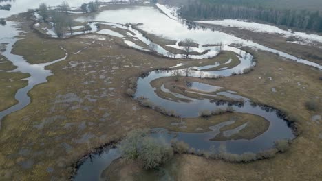 Drohnenflug-über-Dem-Fluss-Soomaa-Während-Der-5.-Jahreszeit,-Wenn-Der-Wasserstand-Hoch-Ist