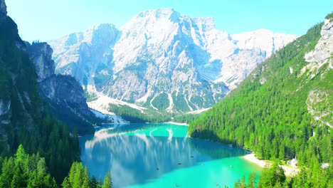 Blick-Auf-Den-Pragser-Wildsee-In-Den-Dolomiten,-Italien