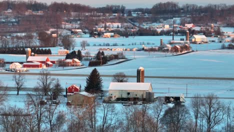 Granjas-Americanas-Y-Tierras-De-Cultivo-Cubiertas-De-Nieve-Durante-El-Amanecer-De-Invierno