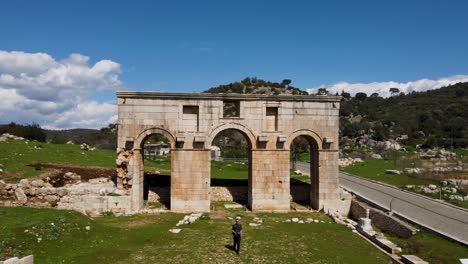 Alleinreisender-Tourist-Geht-Durch-Gewölbte-Tore-Zum-Antiken-Patara-An-Der-Türkischen-Küste