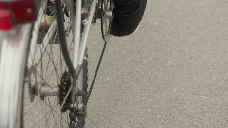 Cerca-De-Los-Pies-Sobre-El-Pedal---Mujer-En-Bicicleta-Al-Aire-Libre