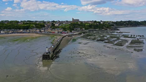 Cale-De-La-Fenetre-Pier-Und-Strand-Bei-Ebbe,-Bretagne-In-Frankreich