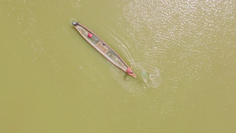 Una-Lancha-Navegando-En-Las-Verdes-Aguas-De-Florencia,-Hombre-Pescando-Colombia,-Vista-Aérea