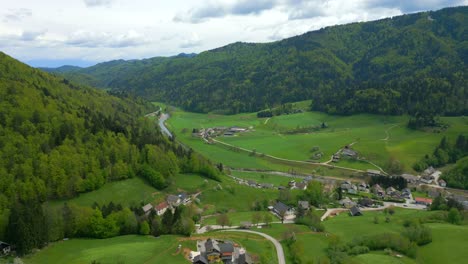 Schönes-Grünes-Tal,-Dorfstraßennetz,-Berge-Darüber,-Luftaufnahme