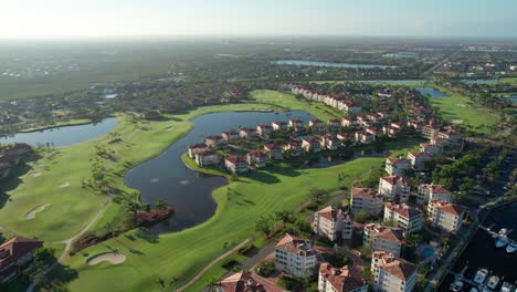 Filmische-Drohnenaufnahme-über-Einem-Golfplatz-In-Fort-Myers,-Florida