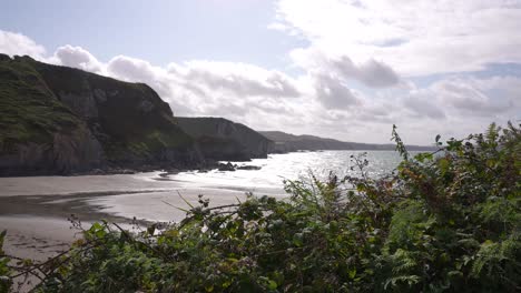 Playa-Y-Bahía-En-La-Isla-Dinas,-Gales,-Reino-Unido,-Pintoresca-Costa-En-Un-Día-Soleado