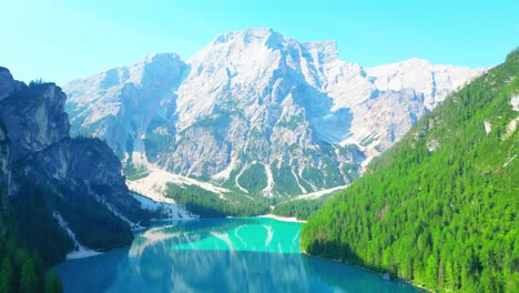 Blick-Auf-Den-Pragser-Wildsee-In-Den-Dolomiten,-Italien