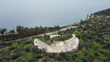 Fliegen-Sie-über-Das-Antike-Amphitheater-Aus-Dem-1.-Jahrhundert-V.-Chr.-Mit-Blick-Auf-Das-Mittelmeer-In-Richtung-Griechischer-Inseln,-Antiphellos-Theater-Mit-Blick-Auf-Die-Küste,-In-Kas,-Türkei:-Türkische-Südküste