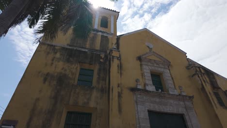 The-historic-Iglesia-de-la-Trinidad-in-Cartagena,-Colombia,-seen-from-a-low-angle