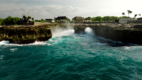 Poderosas-Olas-Rompiendo-En-Acantilados-Rocosos-En-Lágrimas-Del-Diablo,-Nusa-Lembongan,-Bali,-Indonesia