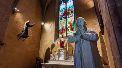 Detalles-De-La-Capilla-Dentro-De-La-Catedral-Catedral-Gótica-De-San-Julián,-Le-Mans-En-Francia