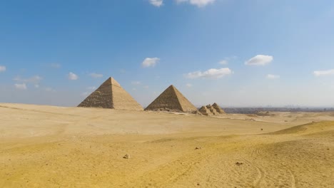 Panorama-Schwenk-Nach-Links,-Um-Die-Großen-Pyramiden-Von-Gizeh-In-Der-Mitte-Zu-Etablieren,-Ägypten