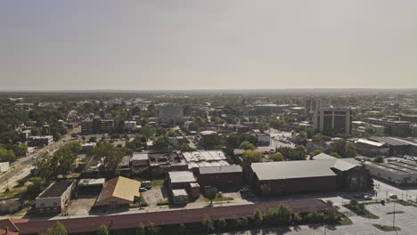 Augusta-Georgia-Aérea-V35-Estableciendo-Un-Paso-Elevado-Bajo-Con-Drones-Y-Alrededor-Del-Centro-De-La-Ciudad-Capturando-El-Paisaje-Urbano-Del-Distrito-Histórico-En-Un-Día-Soleado---Filmado-Con-Mavic-3-Pro-Cine---Octubre-De-2023