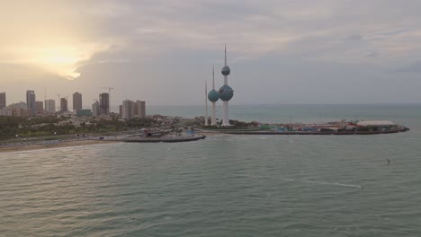 Drohnenansicht-Der-Kuwait-Towers,-Einer-Gruppe-Von-Drei-Schlanken-Türmen-In-Kuwait-Stadt,-Die-Auf-Einer-Landzunge-Im-Persischen-Golf-Stehen