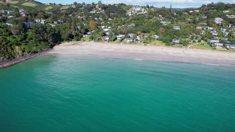 Luftaufnahme-Der-Mawhitipana-Bay-Mit-Ruhigem-Und-Klarem-Wasser-Am-Palm-Beach-In-Auckland,-Neuseeland