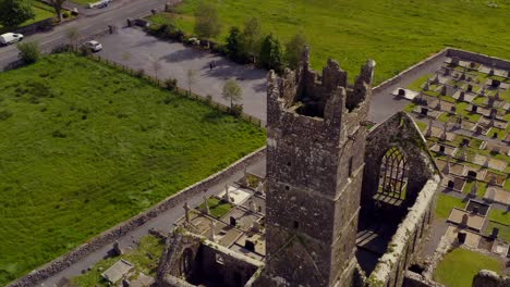 Monasterio-De-Claregalway-En-Un-Día-Soleado-Mientras-Un-Dron-Se-Eleva-Para-Mostrar-El-Interior-Desde-Arriba