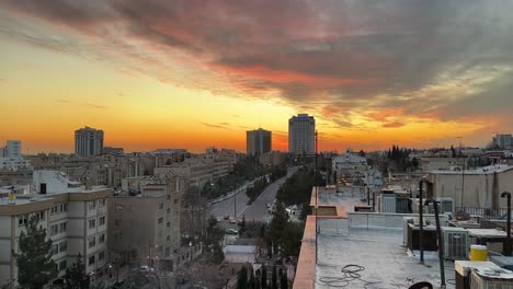 Weite-Landschaft-Mit-Sonnenuntergang-über-Dem-Stadthorizont,-Wunderbare-Landschaftliche-Aufnahme-Der-Natur,-Abendlicher-Orangefarbener-Himmel,-Farbenfroher,-Lebendiger-Landschaftshintergrund,-Schönes-Stadtleben,-Menschen,-Hausbau-Im-Iran,-Teheran