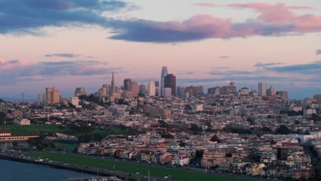 Toma-De-Drones-Del-Horizonte-De-San-Francisco-Durante-La-Puesta-De-Sol-En-La-Primavera.