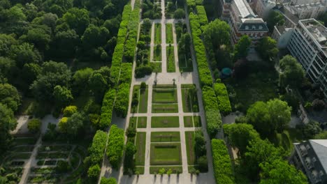 El-Museo-Natural-Del-Jardín-De-París-Con-Exuberante-Vegetación-Y-Senderos,-Vista-Aérea.