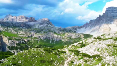 Los-Hermosos-Acantilados-Rocosos-De-Tre-Cime-Di-Laverado