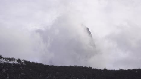 Las-Nubes-Cubren-Y-Revelan-El-Monte-Fitz-Roy-En-La-Patagonia-Antes-De-Una-Tormenta.