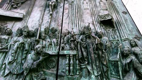 Nahaufnahme-Von-Religiösen-Heiligen,-Die-Auf-Der-Bronzenen-Kirchentür-Der-Catedral-De-La-Almudena-In-Madrid-Abgebildet-Sind