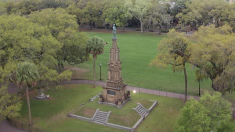 Toma-Aérea-De-Primer-Plano-Del-Monumento-Confederado-Y-El-Monumento-A-La-Guerra-Civil-En-El-Parque-Forsyth-En-Savannah,-Georgia