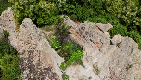 Las-Piedras-Sordas---Santuario-De-Rocas-Gluhite-Kamani-Con-Follaje-En-Las-Montañas-Ródope,-Bulgaria