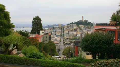 Lombard-Street-Scenic-Views-with-Coit-Tower-on-the-Hill-Top-of-Pioneer-Park,-San-Francisco,-USA