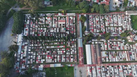 Vista-De-Arriba-Hacia-Abajo-Del-Cementerio-De-La-Santa-Cruz,-Centro-De-Salta-Argentina