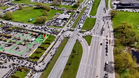 Motorradsaisoneröffnung,-Fahrt-Durch-Die-Straßen-Von-Riga,-Lettland,-Europa,-Luftaufnahme-Einer-Drohne