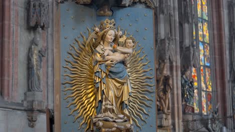 Estatua-De-La-Virgen-María-En-Una-Iglesia-Alemana.